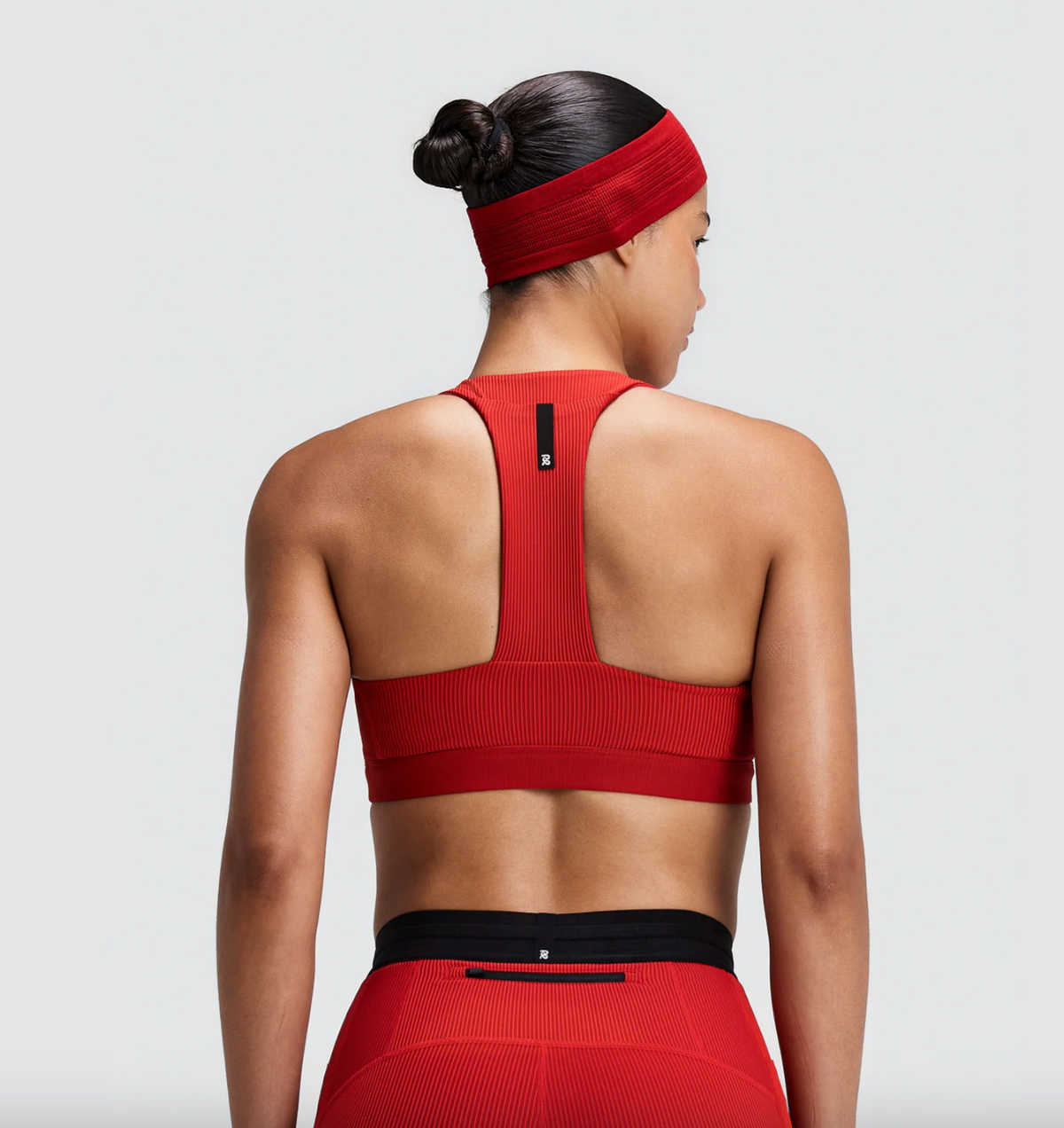 WOMEN STRIPED CADENCE SCOOP NECK T-BACK RUN BRA - OXIDE RED / SIGNAL RED